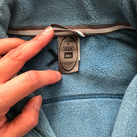 Rei half zip fleece shirt with long sleeves. Night time light out logo at back - Picture 4 of 9